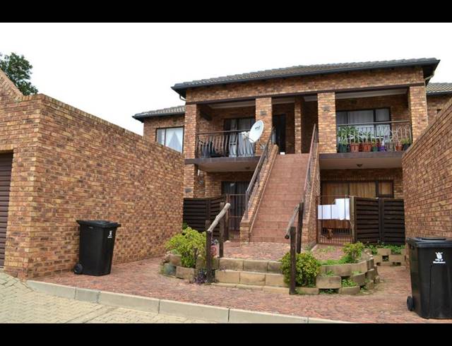 2 BEDROOM TOWNHOUSE FOR SALE IN SONNEVELD